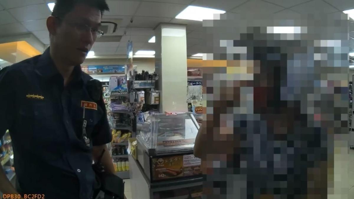 高雄有婦人到超商說要買點數,聲稱是「馬斯克」本人請她投資。(圖/警方提供)