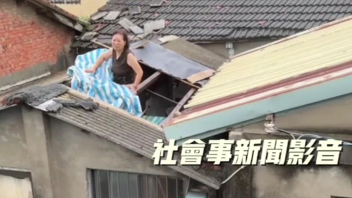 房東等維修，婦人獨攀修理，嚇壞鄰居。(圖／翻攝 社會事新聞影音)