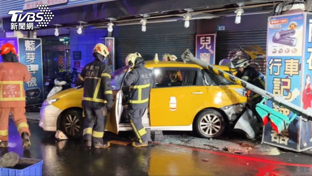計程車違規左轉造成乘客身亡。(圖/TVBS)