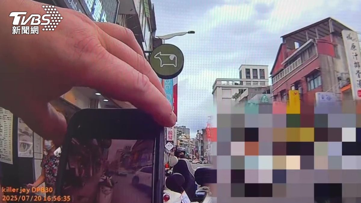 警方依規定取締黃線違停。(圖/TVBS)