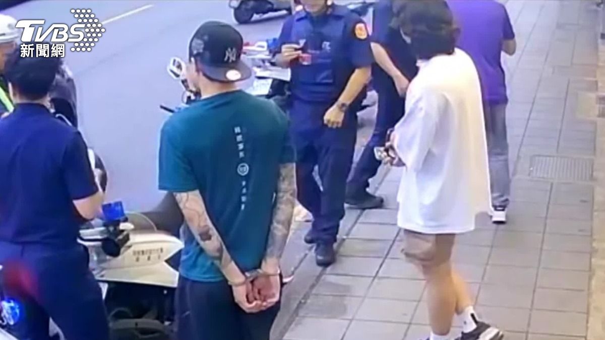 男子和警方爆發口角，遭上銬逮捕。（圖／TVBS）