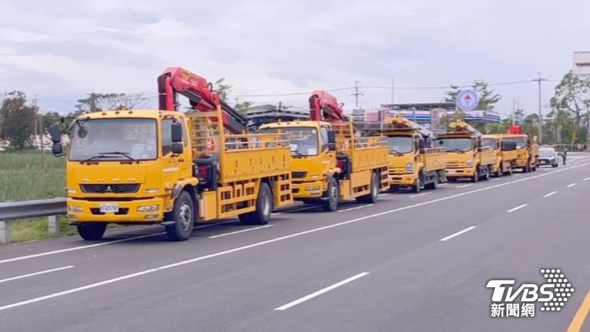 李元瀚在多輛台電工程車陪同下送回嘉義。(圖/TVBS)