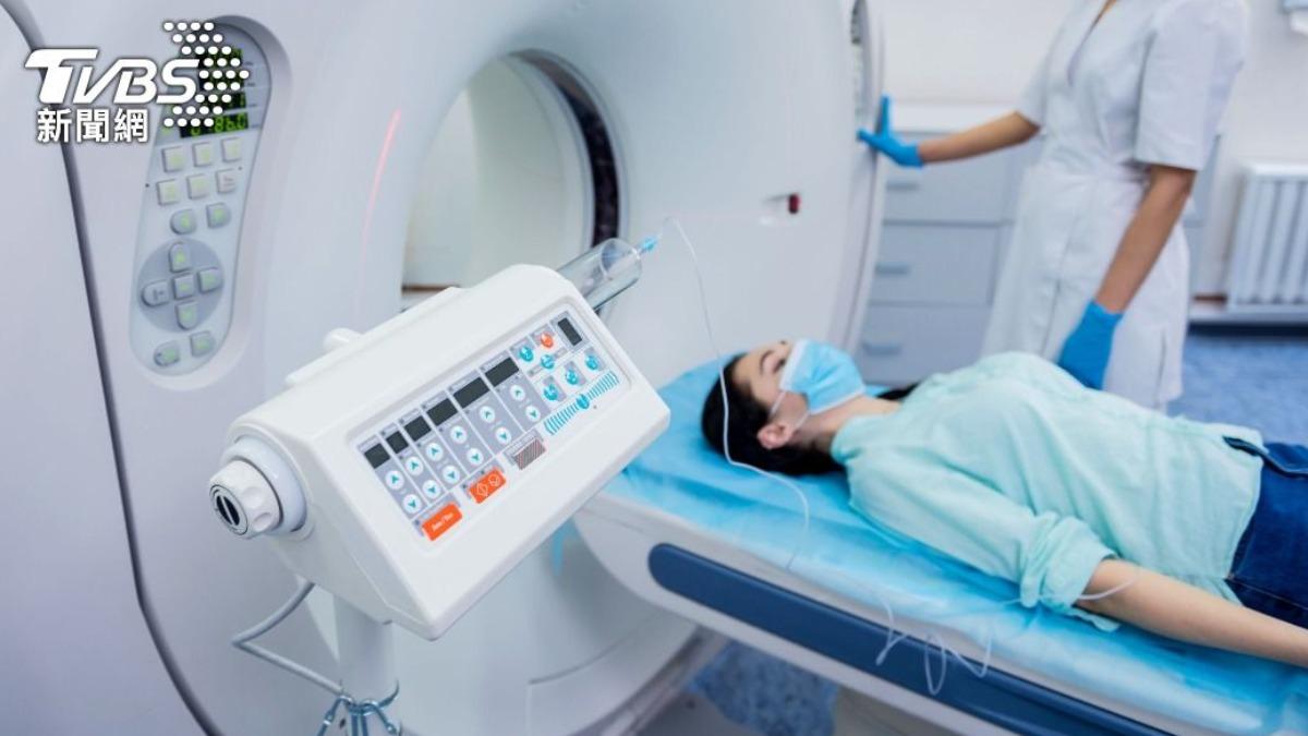 男子遭吸入核磁共振機器內後因心臟病死亡。(示意圖/達志影像Shutterstock)