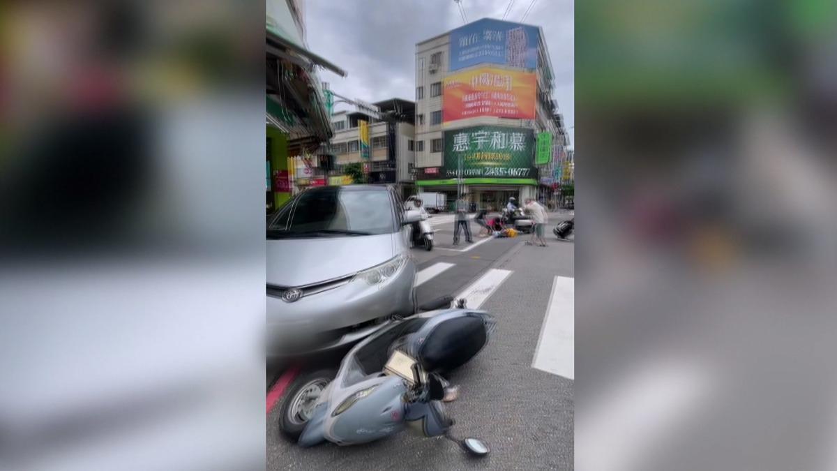 63歲駕駛「下車忘排檔」！連撞3女。(圖／民眾提供)