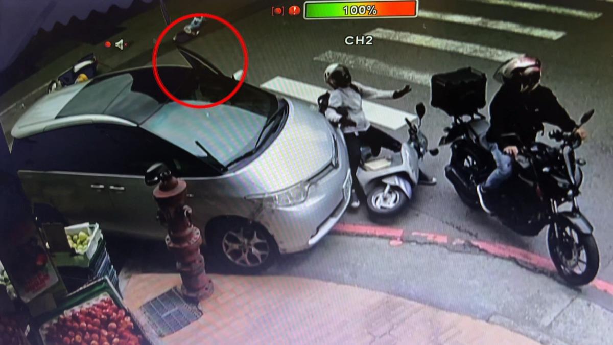 台中男撞機車忘拉手煞，「車滑行」再撞1人。(圖／民眾提供)