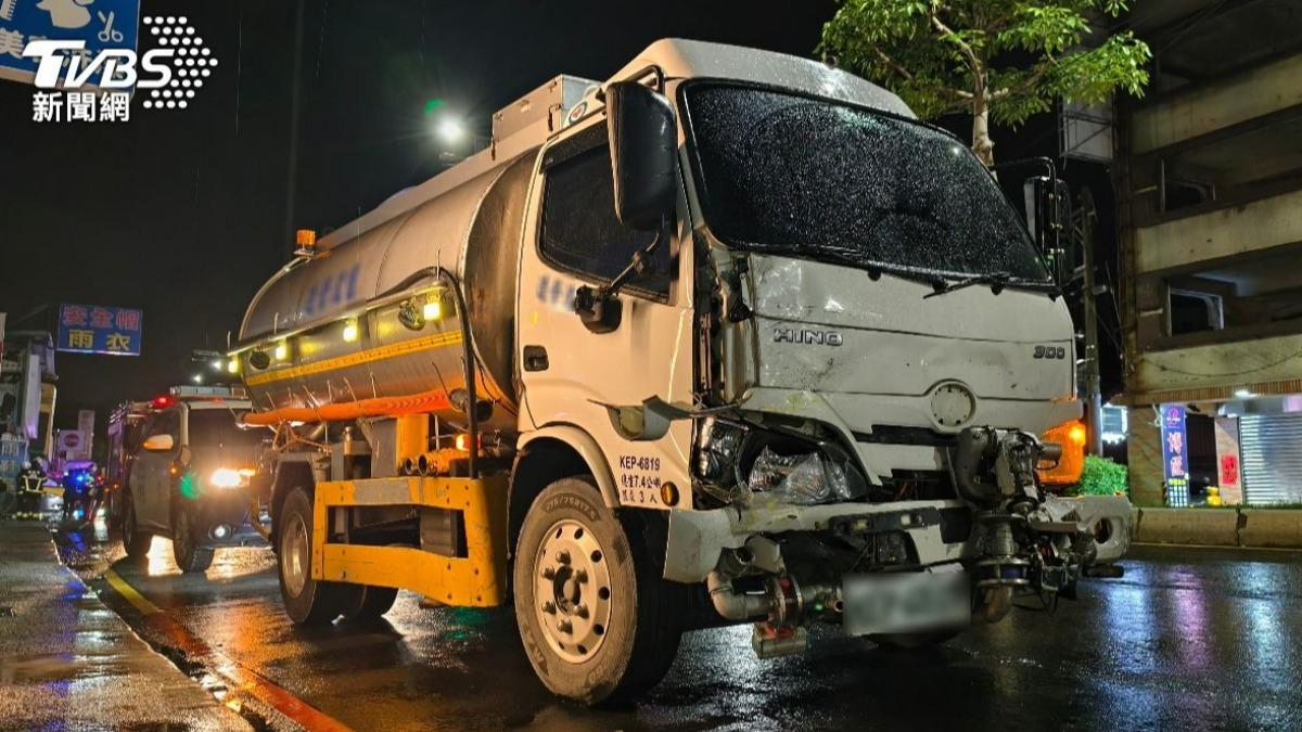 肇事的灑水車。(圖/TVBS)