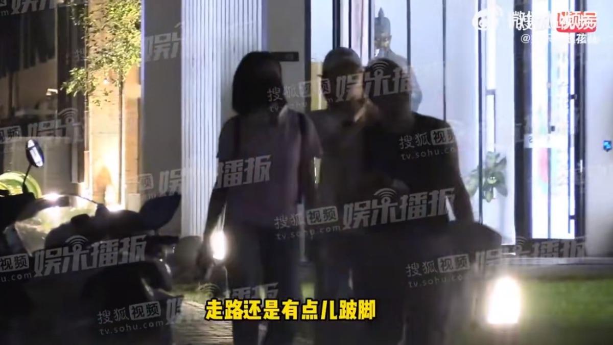 陳妍希(左)跛腳現身聚會。(圖/翻攝自搜狐)