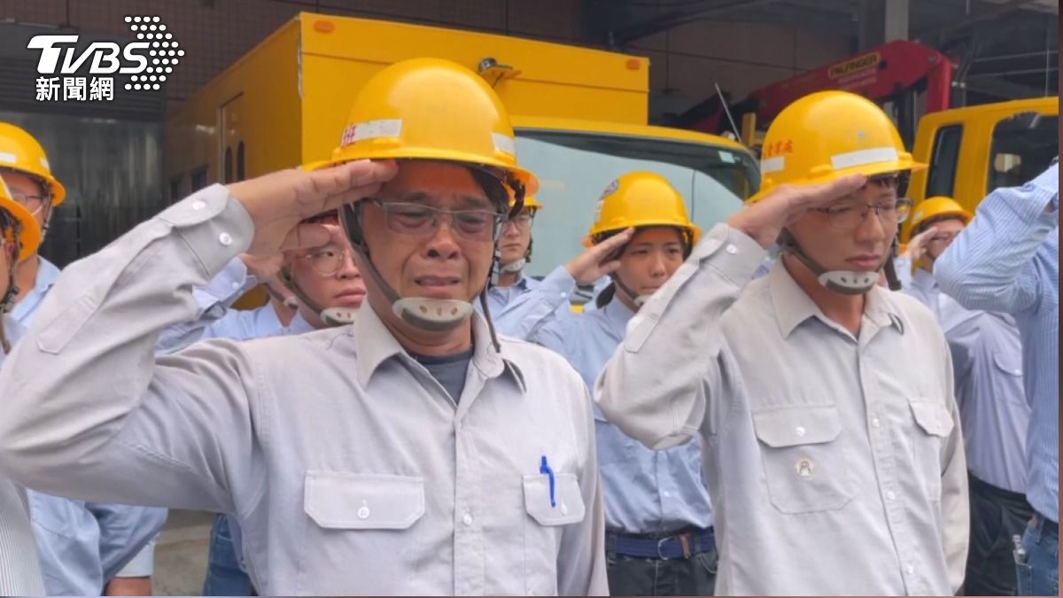 觸電殉職!36歲台電「浩克」員工李元瀚最後一程,同事全員淚崩相送(圖/TVBS)
