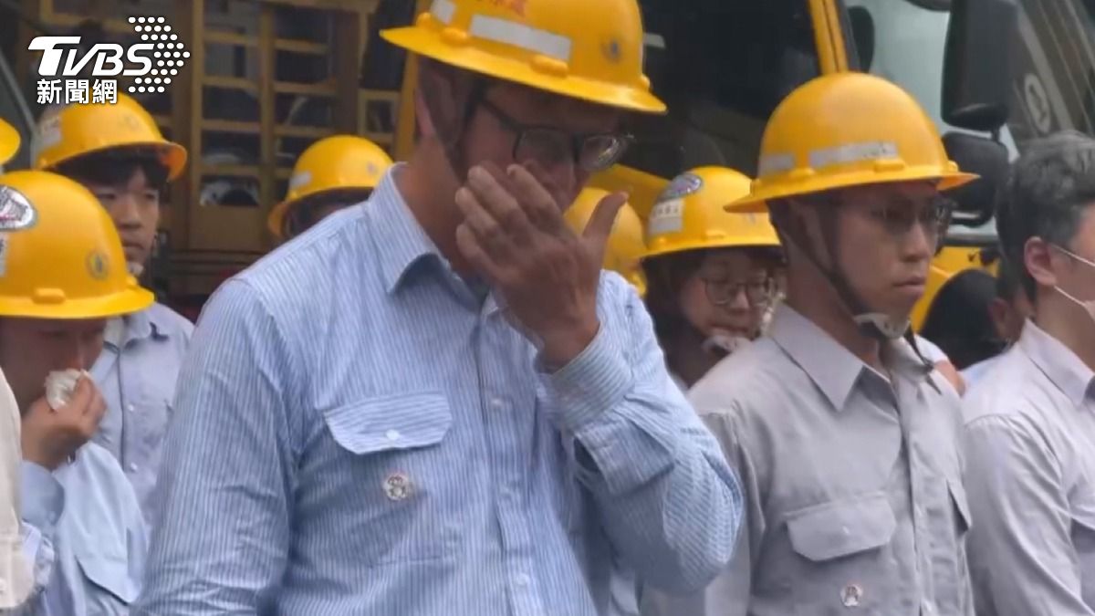 送別36歲救災英雄,台電「浩克」員工李元瀚觸電殞命,同事列隊淚崩。(圖/TVBS)