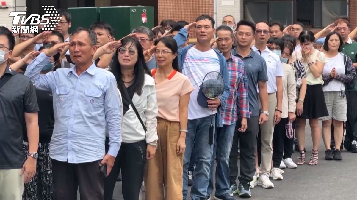 9年資深員工殉職,台電「浩克」李元瀚觸電離世,同事列隊送最後一程(圖/TVBS)