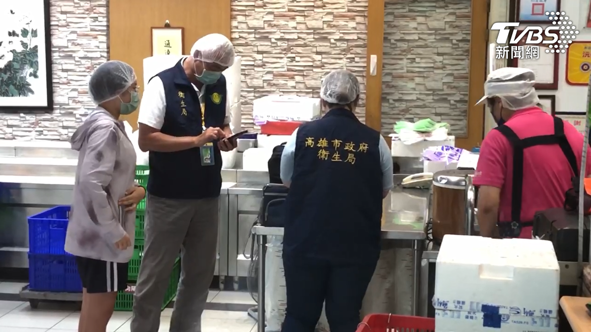消費者反應便當藏樹枝,高雄衛生局派員到場稽查。(圖/TVBS)