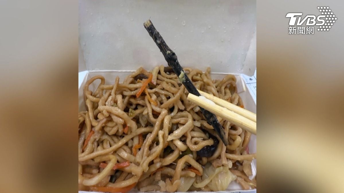 消費者打開便當,意麵內竟然藏有超長的6公分樹枝。(圖/當事人提供)