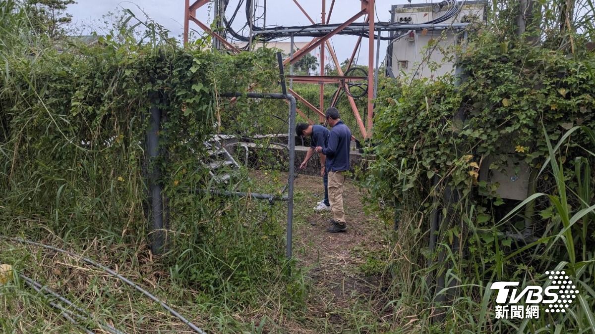 維修人員前往現場查修,發現3名男子正在切割基地台電纜。(圖/TVBS)