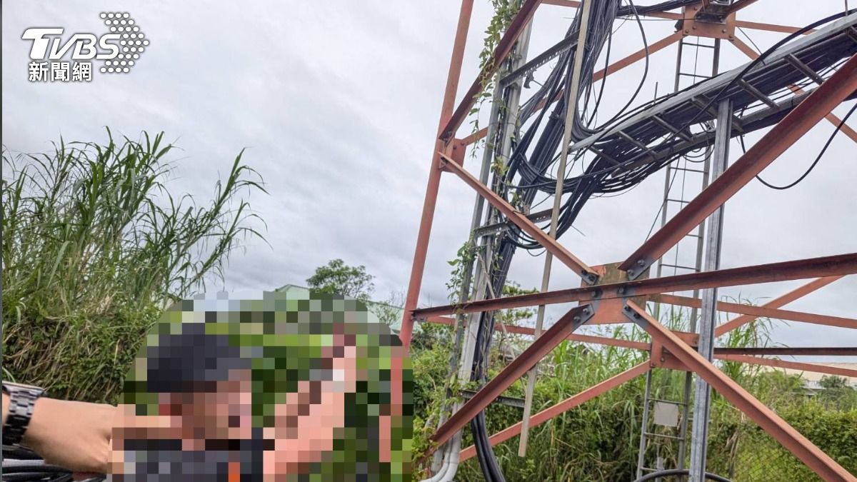維修人員前往現場查修,發現3名男子正在切割基地台電纜。(圖/TVBS)