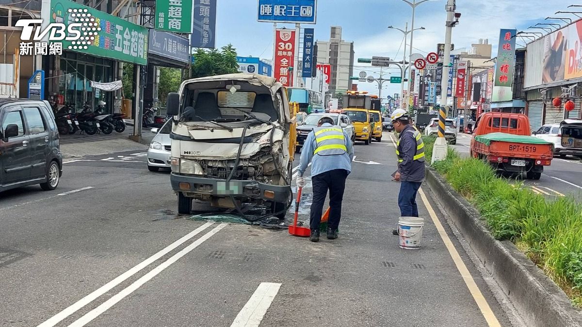 大貨車車頭嚴重凹陷毀損。（圖／TVBS）