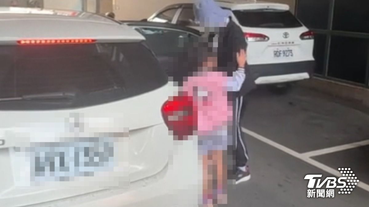 別難過,兒遭遇車劫,孫女輕拍奶奶安慰。(圖/TVBS)