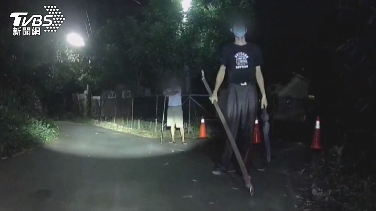 法律研究生黃先生去年10月晚間返回宿舍途中，遭陌生父子檔揮棍攔車，提告兩人強制、恐嚇罪。（圖／TVBS）