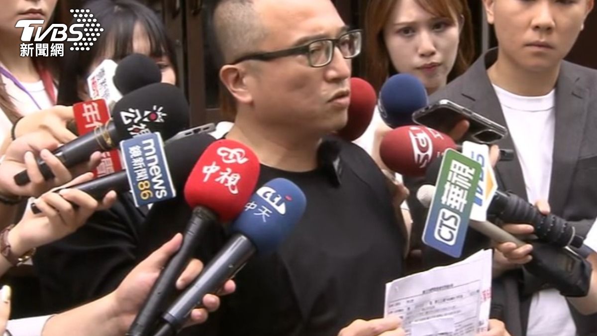 民眾黨秘書長帶著柯文哲的投票通知單,質疑為何柯文哲不能投票。(圖/TVBS)