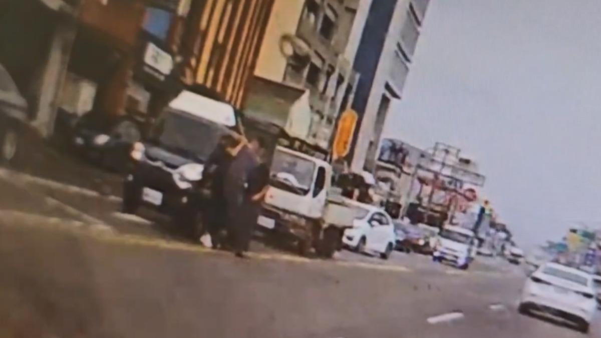 2貨車爭道,駕駛揮熱融膠條,扭打爆衝突。(圖/民眾提供)