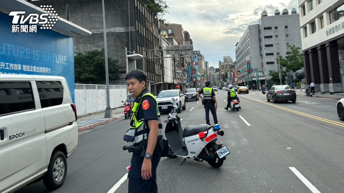 警方到場放置三角錐進行交管。(圖/TVBS)