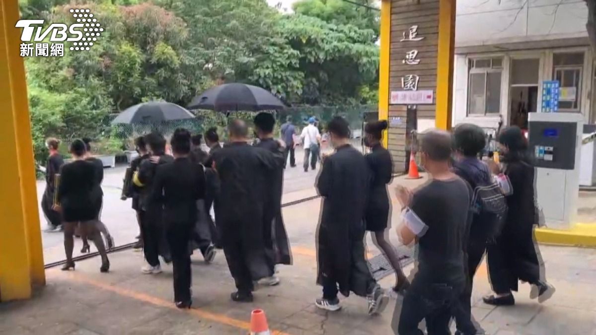 豐原五口命案今22日，在台中東海殯儀館舉行告別式。(圖／TVBS)