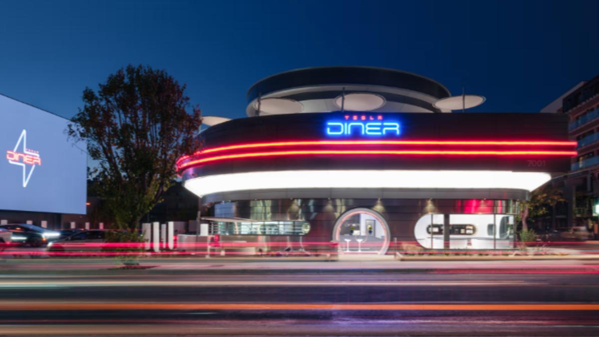 美國電動車龍頭特斯拉的首間主題餐廳Tesla Diner & Drive-In在好萊塢開幕。（圖／翻攝自特斯拉官網）