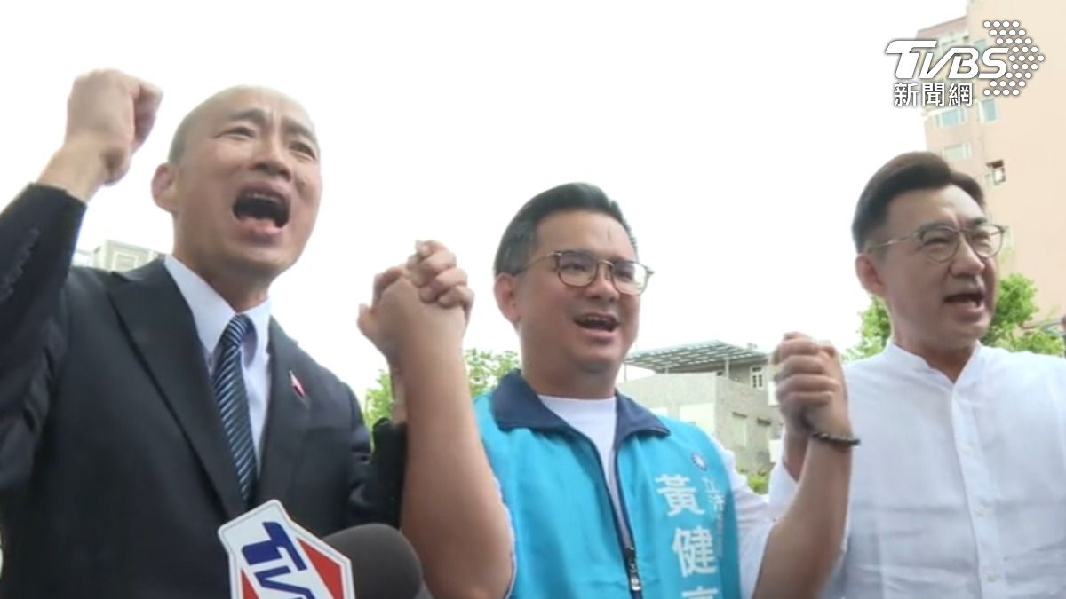立法院長韓國瑜陪同國民黨立委黃健豪車掃。(圖/TVBS)