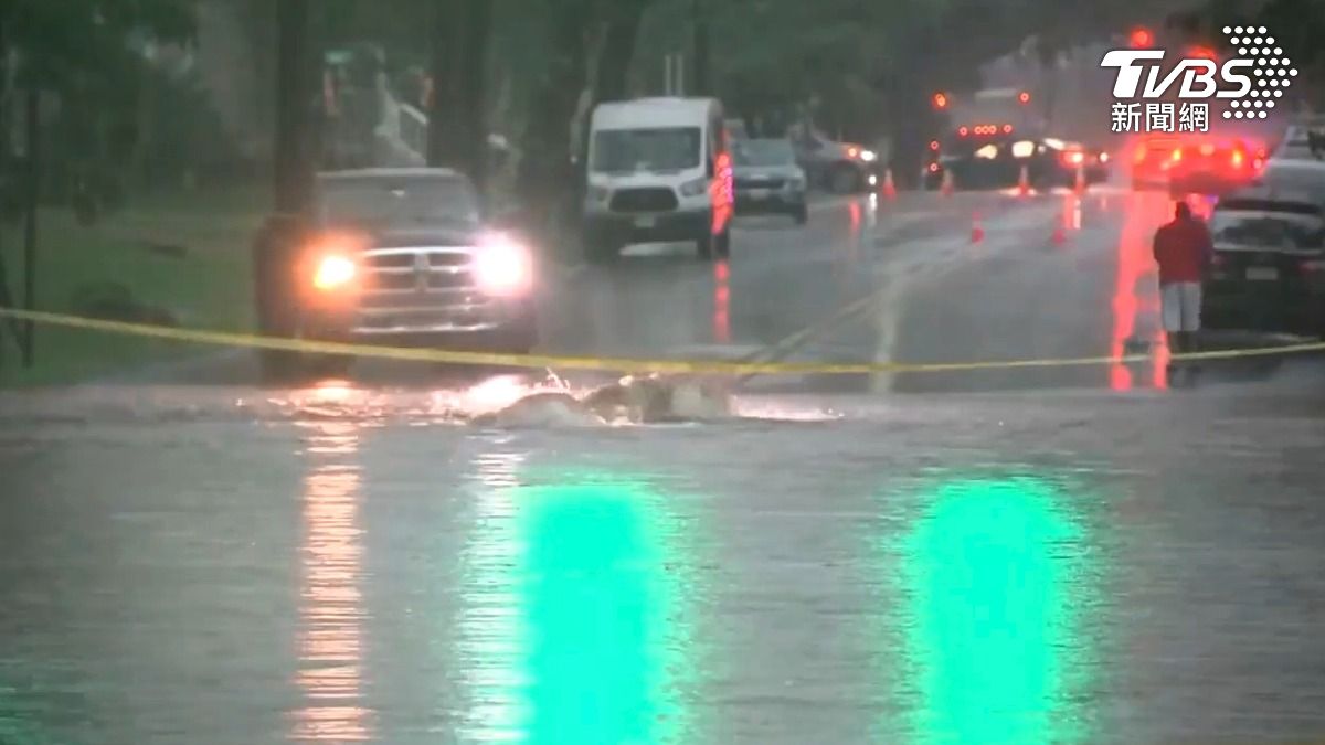 美國東岸連日暴雨成災多處街道淹成一片汪洋　（圖／達志影像美聯社）