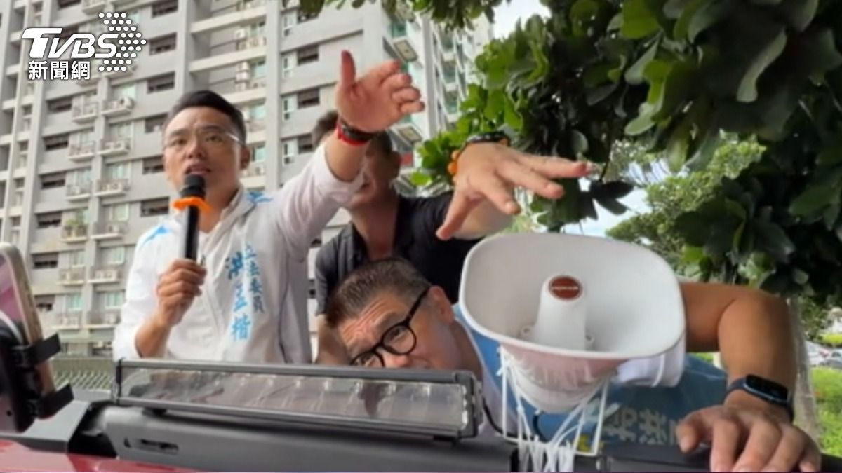 國民黨副主席連勝文，陪同立委洪孟楷車掃時險些撞到樹幹。(圖/TVBS)