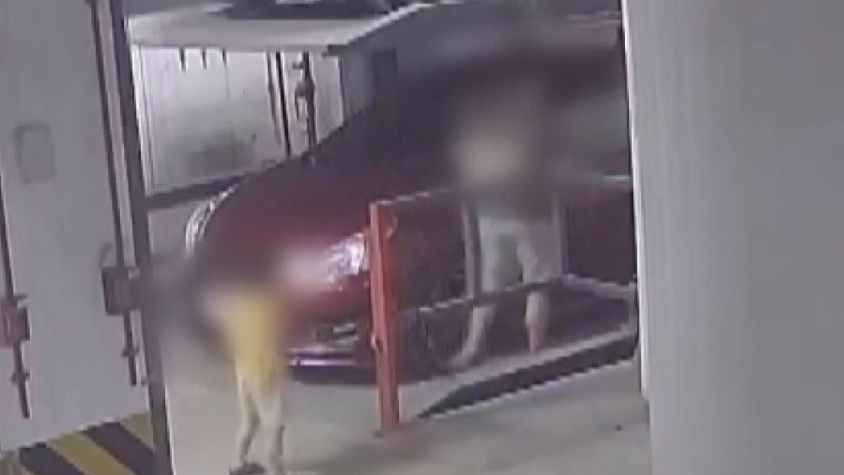 爸爸抱著1歲男童在車台上,大的男童在旁邊等待。(圖/民眾提供)