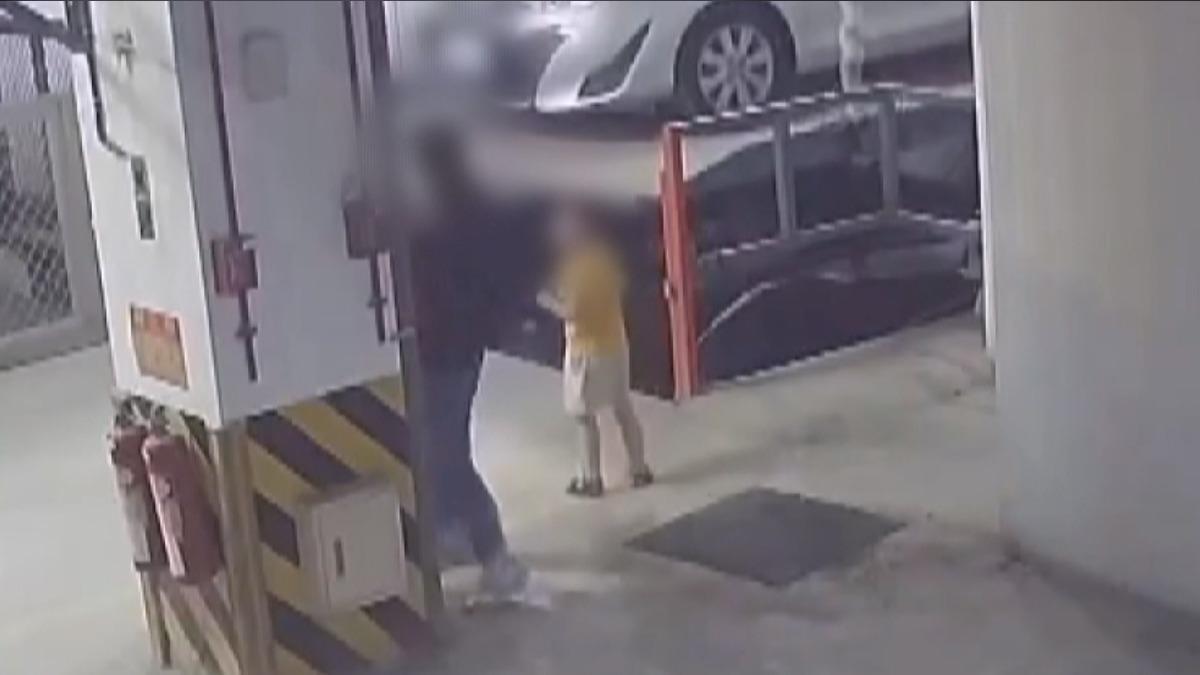 媽媽從1樓衝了下來,趕緊按了緊急按鈕。(圖/民眾提供)
