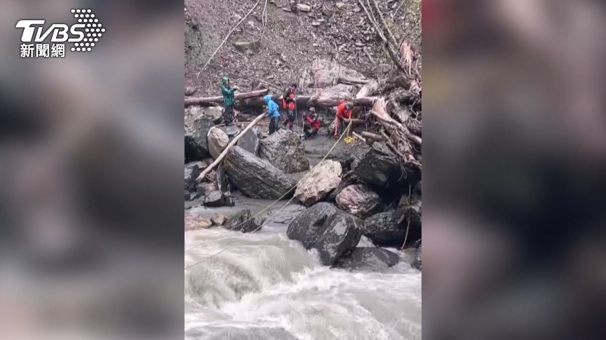 颱風突襲溪水暴漲,16人登山團受困山區。(圖/TVBS)