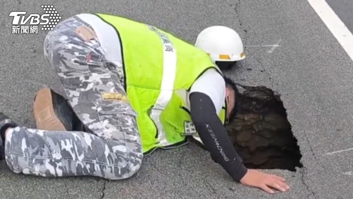 北市京華城建案旁見天坑 相關單位檢查路面下陷原因。(圖/TVBS)