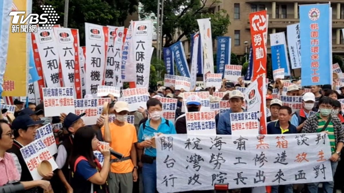 憂關稅衝擊工作權，勞工包圍行政院。（圖／TVBS）