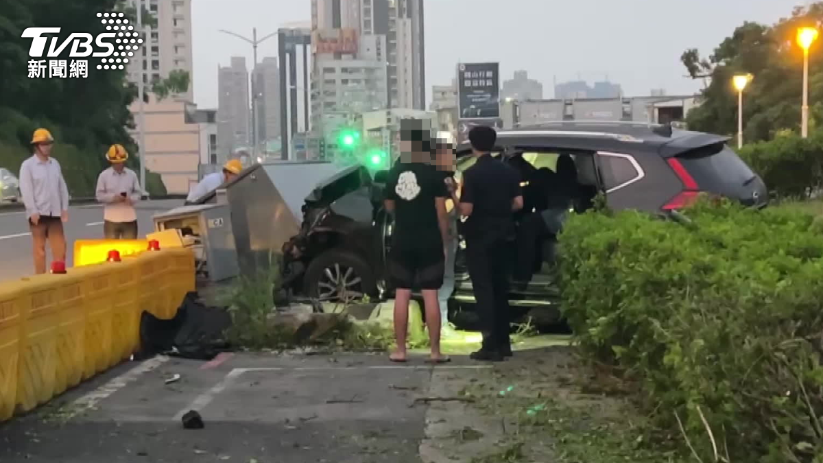 高雄國中生持喪屍煙彈偷開車!撞爆變電箱害停電 台電將求償