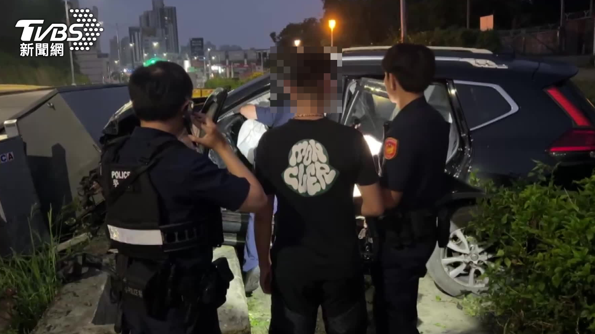 警方現場搜出疑似違禁品。（圖／TVBS）