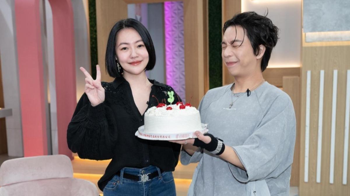 小S和派翠克搭檔主持《小姐不熙娣》。(圖/翻攝自小姐不熙娣臉書)