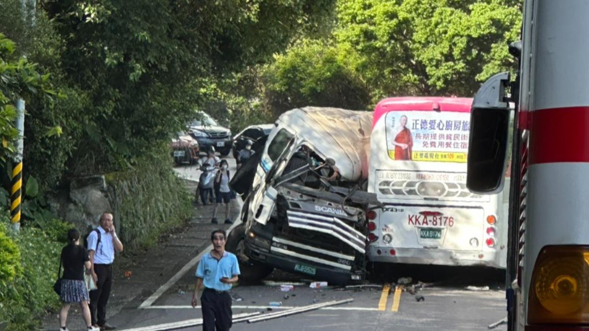 快訊/萬里聯結車、國光客運相撞 1乘客死亡14人輕重傷