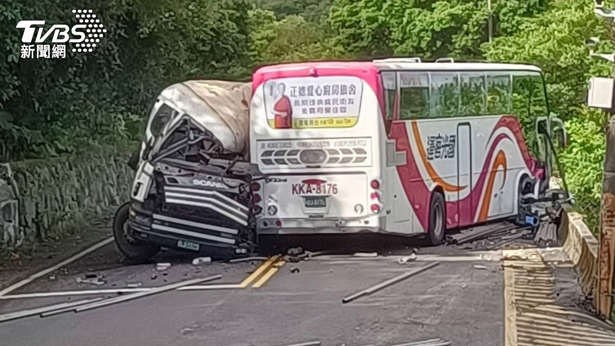 新北萬里嚴重車禍。（圖／民眾提供）