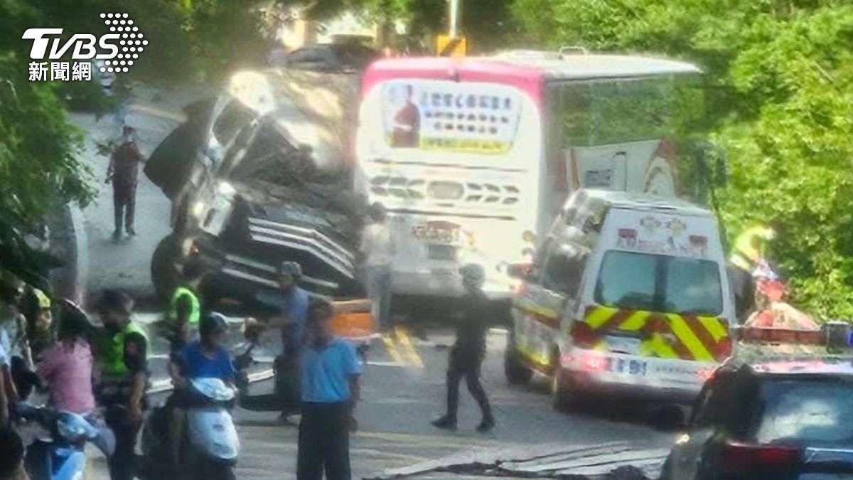 聯結車撞客運!1人無生命跡象、10多人傷 國光急回應