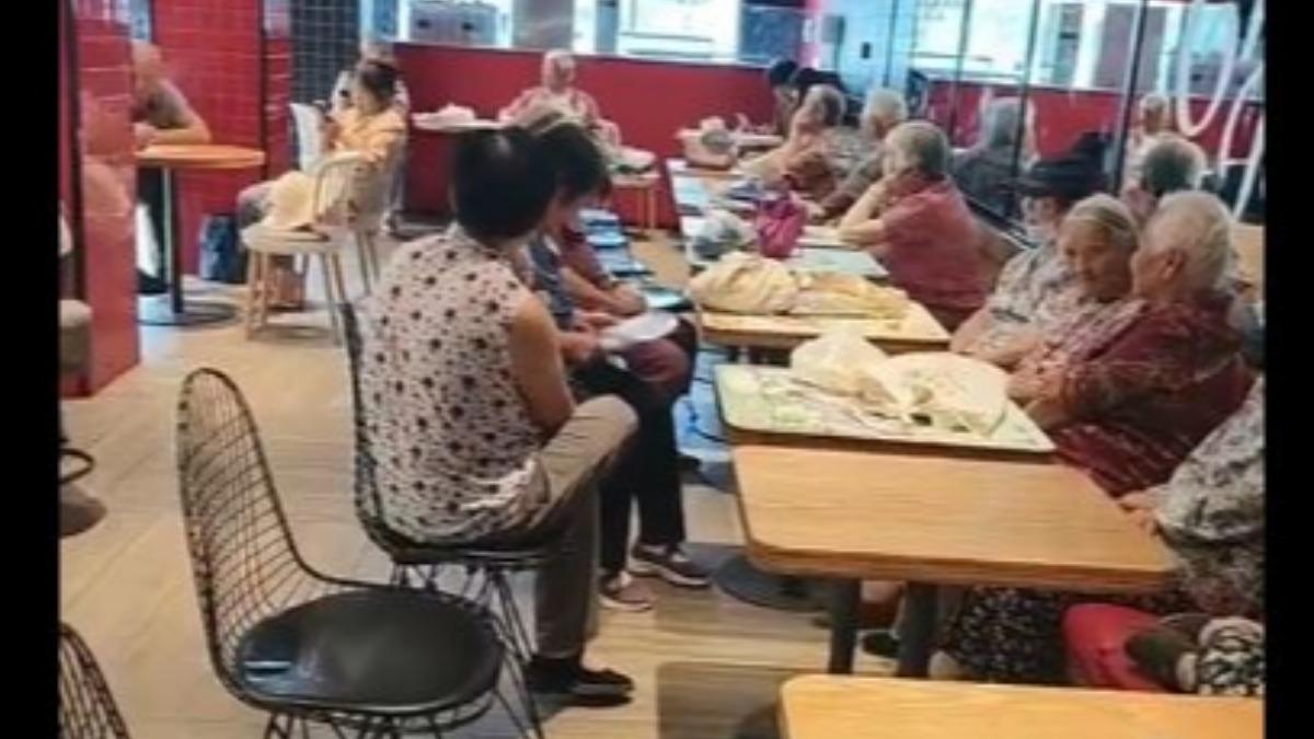 陸老人湧肯德基蹭免費冷氣!打牌、躺平睡覺畫面曝 店家無奈