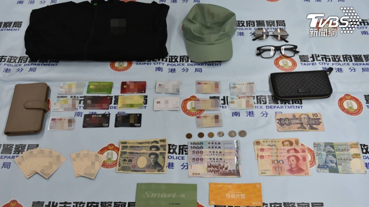 警方查扣現金數千元及多張被害人證件。(圖/TVBS)