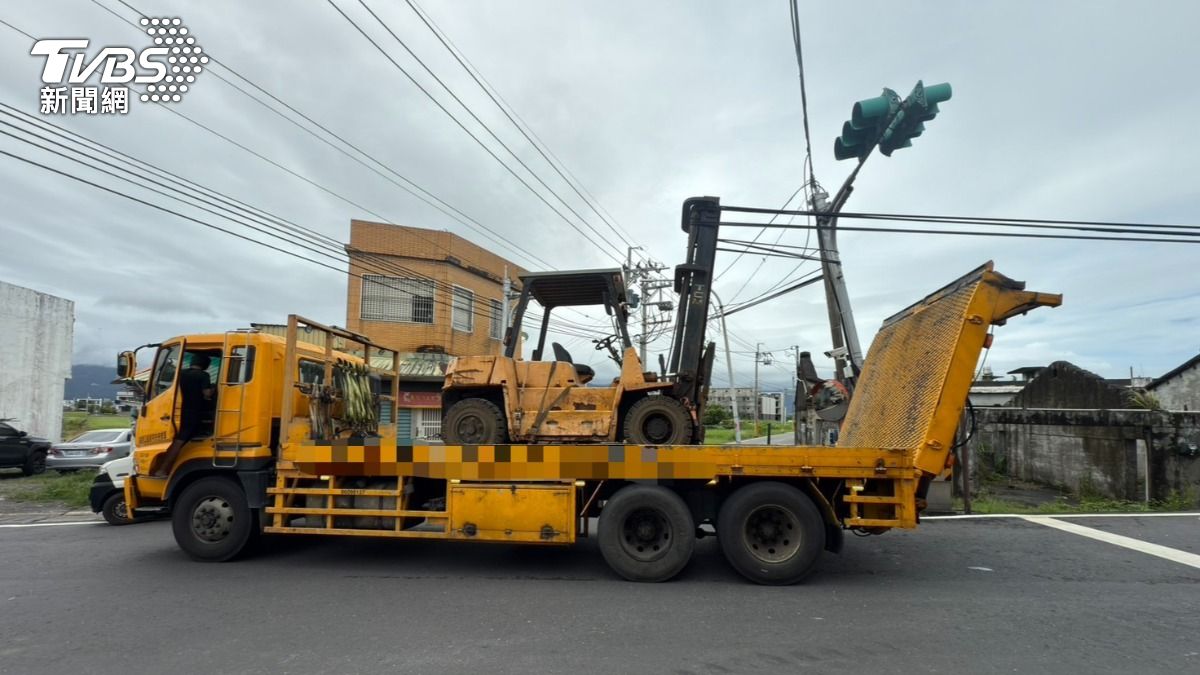 有片／貨車勾電線！電線桿變鞦韆　飛盪半空險砸小貨車