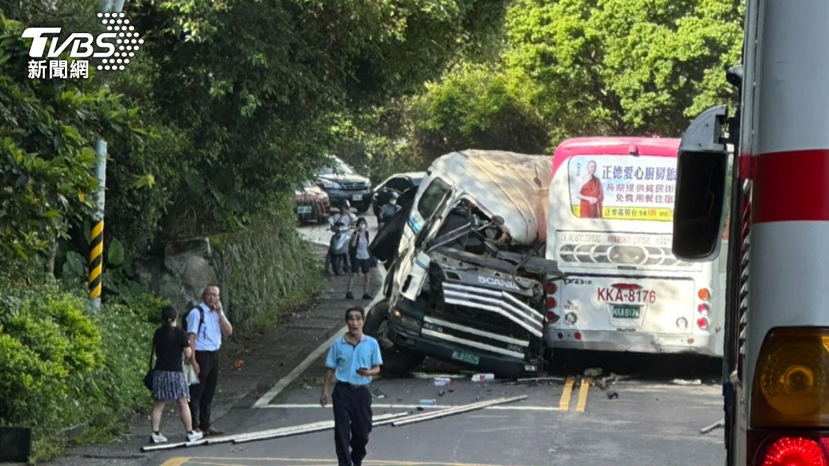 萬里區一輛砂石車今(23)日早撞上國光客運。(圖/TVBS)