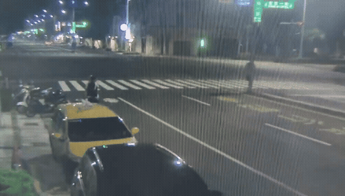 黑色轎車闖紅燈猛撞。(圖/TVBS)