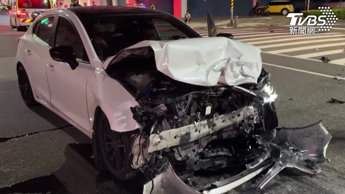 有片/車撞爛!闖紅燈猛撞轉三圈 高雄男駕駛認錯:煞不住