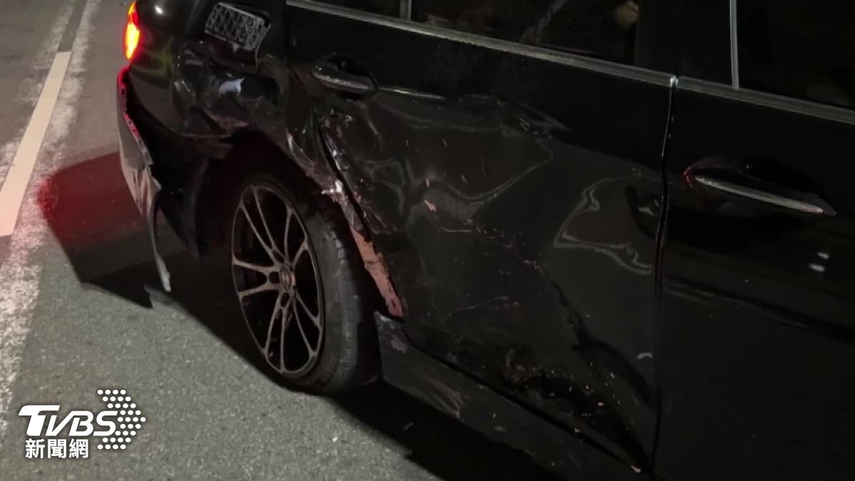 黑色轎車闖紅燈猛撞。(圖/TVBS)