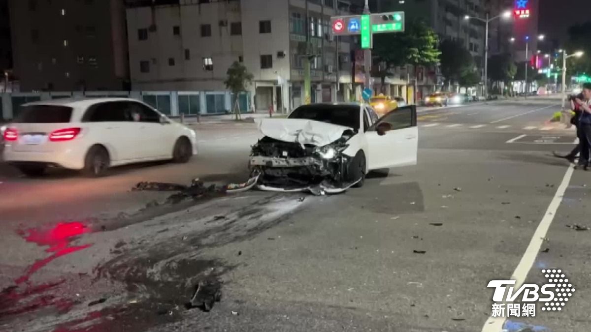 撞擊力道猛烈,導致兩輛車在馬路上旋轉數圈。(圖/TVBS)