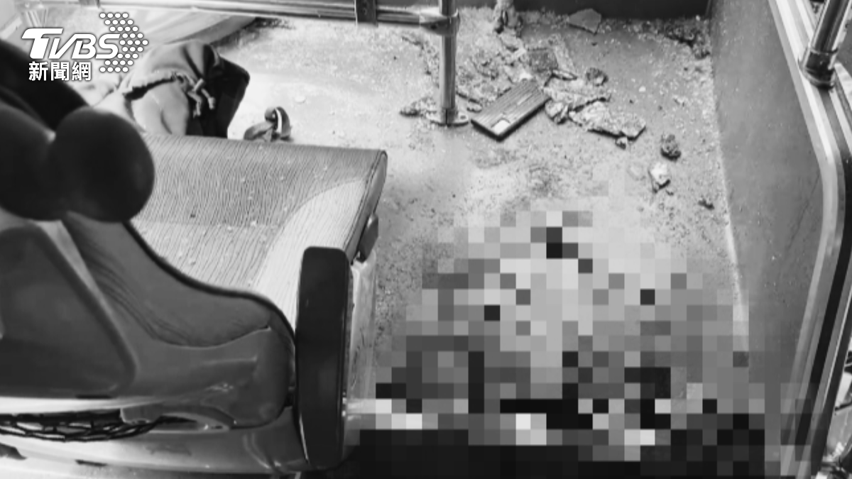 死者位置周圍滿佈碎裂玻璃與血跡。(圖/TVBS)