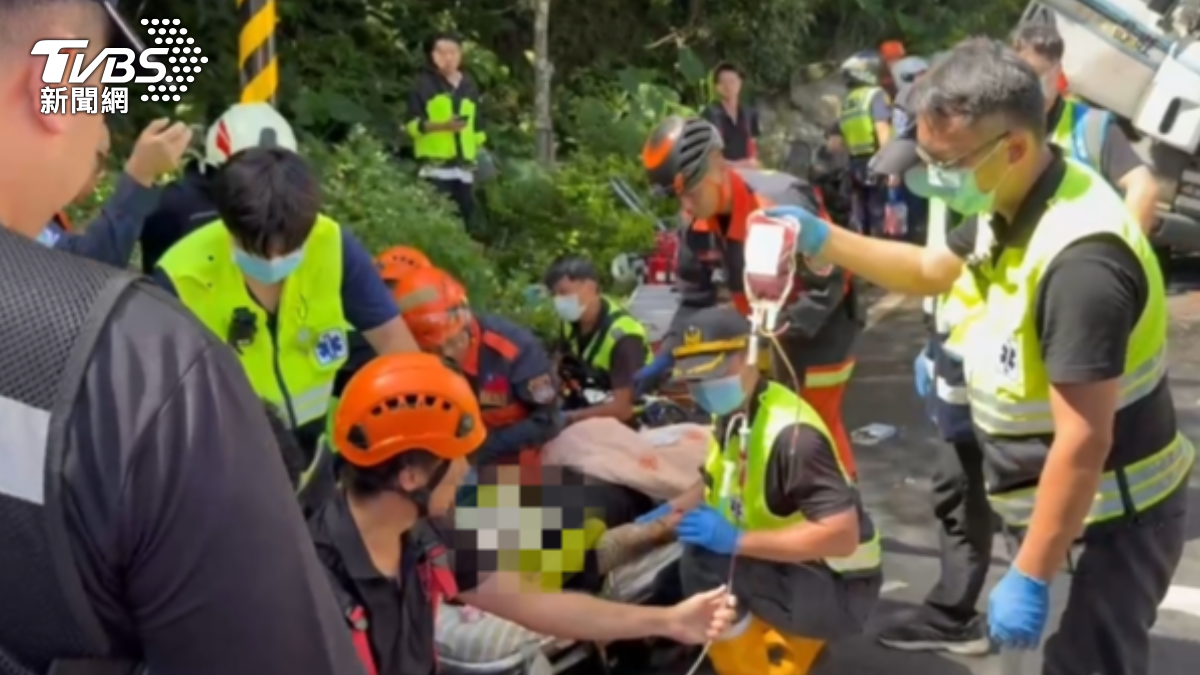 砂石車駕駛卡在車內時滿臉鮮血,傷重緊急送醫。(圖/TVBS)